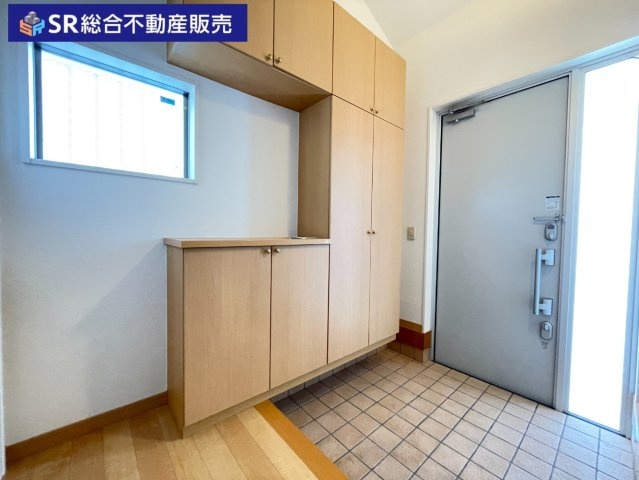 シューズボックス、階段下収納もある使いやすい広々とした玄関です。