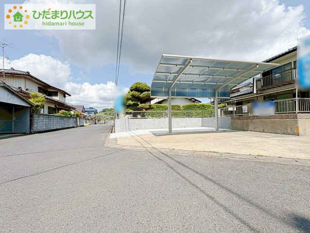 ゆったりとしたカースペースで、ファミリーカーや軽自動車もラクラク駐車出来ますね♪