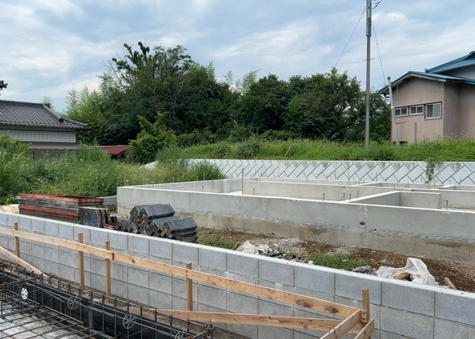バルコニーは、室外の専用スペースのうち、「屋根がなく開放された空間」であるものを指します。ベランダより広いタイプのものが多く、日当たりもよいため家庭菜園などを楽しみたい人にとって適した環境となります。