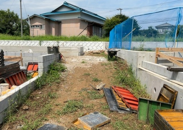 敷地内には、散水栓や立水栓があります。水道水を直接利用できるため、水を運ぶ手間を省くことが出来ます。大量の水を必要とする洗車作業や清掃などに役立ちます。その他設備とあわせて、現地でご確認ください。