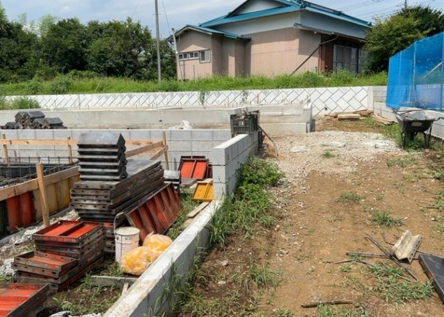 木造住宅とは土台、壁、柱など建築物の強度を支える構造体の材に木が使用されている構造を指します。構造体は建物の自重を支えるだけではなく風圧や水圧、積裁荷重などあらゆる衝撃に耐えるための基礎です。