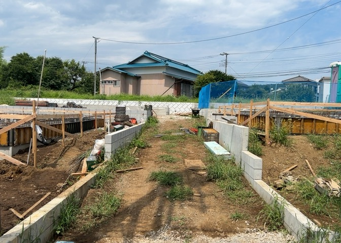 現地に行くなら、物件の周囲の地形がどうなっているかを見ることも大切です。周辺より低くなっている土地では、大雨などで水が集まりやすいため、地盤が弱くなっているということも考えられるため、注意が必要です。