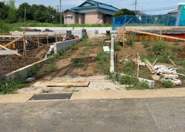 道幅が狭い場所は比較的土地の値段が低いことが多く、また交通量が少ないため騒音が少なく静かな環境で過ごせます。また、小さいお子様がいるご家庭も安心です。一方で車の駐車が難しいというデメリットもあります。