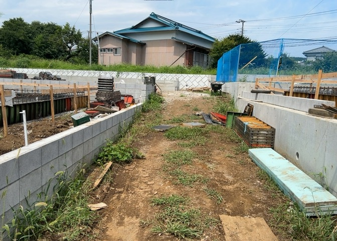 現在は更地となっています。現地をご見学に行く際は、道路の幅や周辺の交通量、施設などをご確認頂くことをおすすめします！ある程度イメージをつけたいという場合は、同売主の施工事例や完成パースもお見せします。