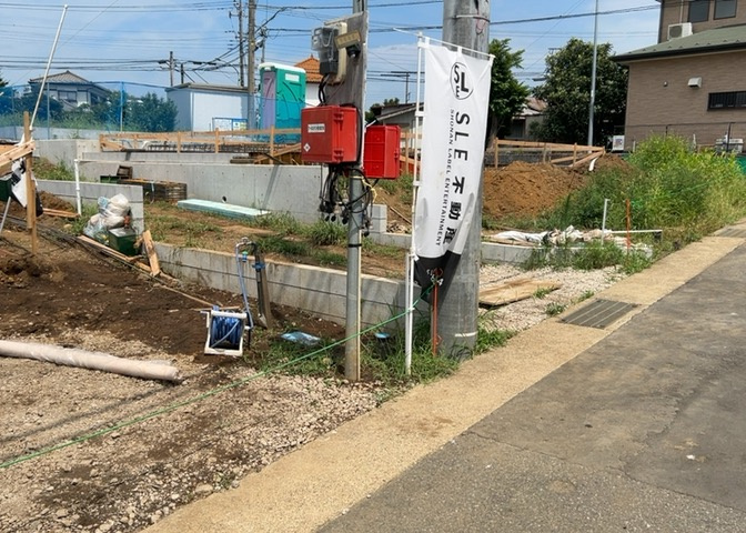 住宅用の土地では前面道路に2m以上接していなければならないと法律で定められています。しかし、お持ちの車のサイズやライフスタイルなどにより、2mでは利便が悪い場合もございますので、事前に確認しましょう。