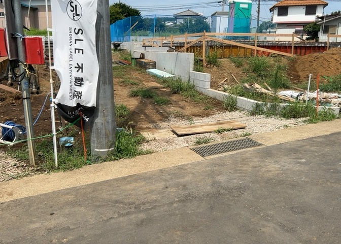 お持ちの車種によっては前面道路が広い方が便利でしょう。しかし、前面道路が広ければその分交通量が多くなるため、騒音などが気になる場合があります。実際に現地を見学し、周辺交通量や騒音などを確認しましょう！