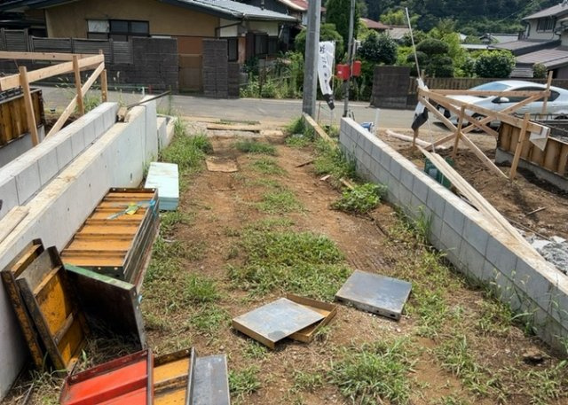駐車場と明記されていても、最小スペースでつくられた駐車場だと大型車は駐車できなかったり、出入りしにくくなったりする可能性があります。お車のサイズと購入したい物件の駐車場のサイズを現地で確認しましょう。