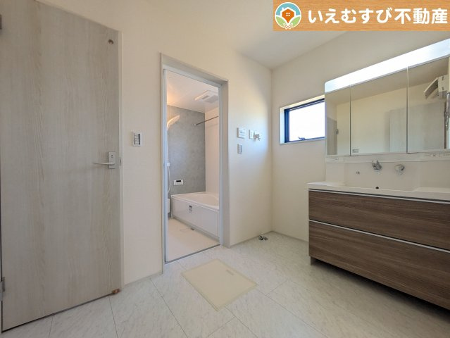3面ミラーの後ろは収納スペースを完備　生活感のあるものは隠して、スッキリシンプルな洗面台に！清潔感のある空間♪