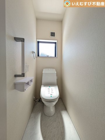 シンプルで清潔感のあるトイレ　窓付きで明るく、お掃除しやすいシンプルな空間♪