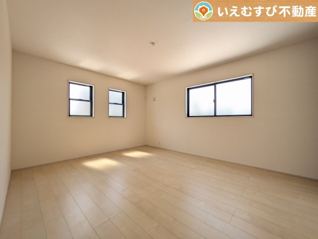 2面採光で明るい居室　たっぷりの採光で自然光の差し込む明るいお部屋！新生活を想像すると楽しみが増しますね♪
