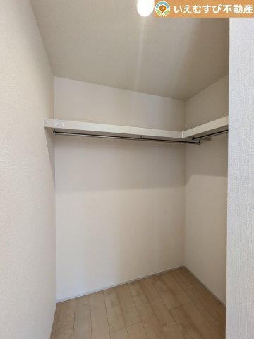 たっぷりの収納力を備えたウォークインクローゼット　たくさん収納できるので季節物やかさばるバッグなども片付きます♪