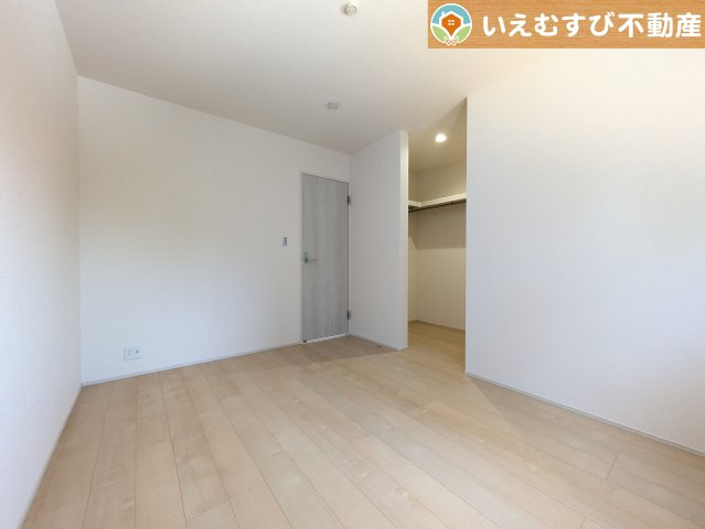 ぬくもりのある色合いでシンプルな洋室　日当り良好で明るい洋室！大容量のウォークインクローゼット付き♪