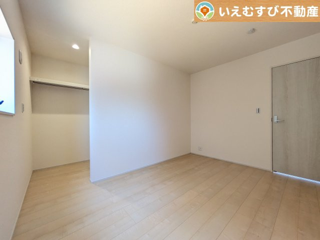ナチュラルな色合いでシンプルな洋室　大容量のウォークインクローゼット付きで、採光もたっぷりのお部屋♪