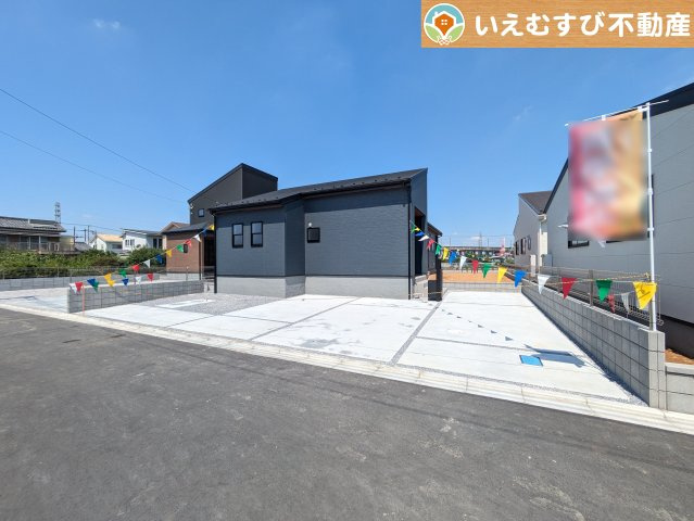 並列3台以上駐車可能なゆとりのカースペース　複数台車をお持ちでも、お友達が遊びに来てもゆとりの駐車スペース！