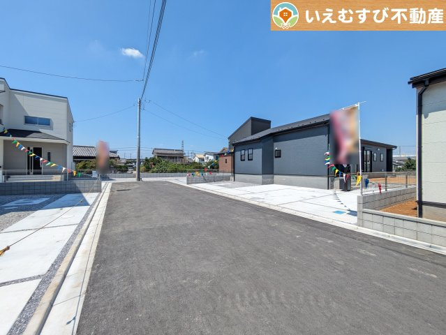 整備されたばかりの綺麗な6ｍ道路　ゆとりの6ｍ道路に面しているのでお車の駐車も楽々、すれ違える広さが嬉しい！
