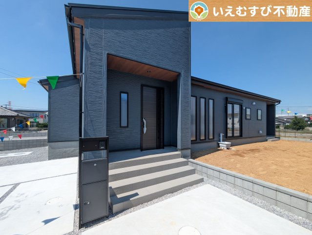【完成済み】シンプルモダンテイストの飽きのこない外観！　実際に現地を見たりゆっくりご内覧頂ければ新居での夢が膨らみますよね♪