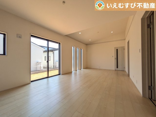 開放感と家族との距離感にこだわったＬＤＫ　採光たっぷりのリビングで休日には家族みんなでくつろげそうですね♪