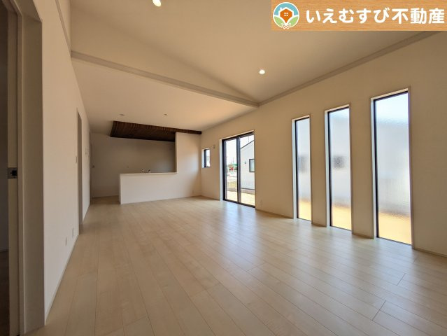 開放感と家族との距離感にこだわったＬＤＫ　採光たっぷりのリビングで休日には家族みんなでくつろげそうですね♪