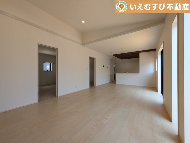 ナチュラルな色合いで落ち着いた印象のリビングダイニング　ぬくもりのあるナチュラルな空間。グリーンを飾っても相性が良さそうですね♪