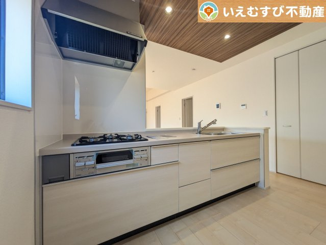 機能性収納性に溢れるキッチン　収納もたっぷり付いていてすっきり片付く！毎日楽しくお料理が出来そうです！
