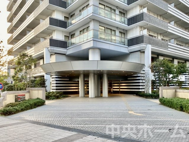 【エントランス】マンションのエントランスは、その物件の印象を決める、顔とも言える場所です。毎日通る場所ですからきれいなのが一番です。エントランス内はオートロックですので暮らしの安全も確保されています。