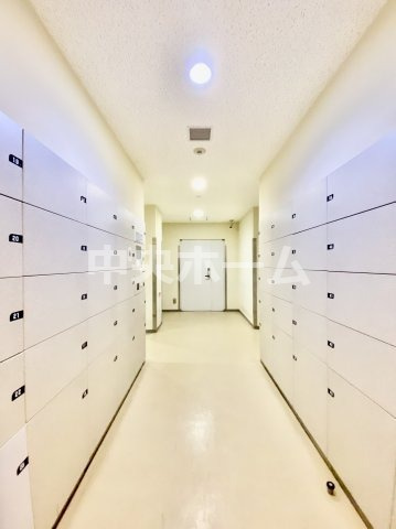 【宅配ボックス】在宅時・不在時に関わらず、居住者の代わりに非対面で宅配物を受け取ってくれる便利な設備です。わかりやすくご説明致しますので見学時にはお部屋だけではなく共用部分もぜひチェックしてください。