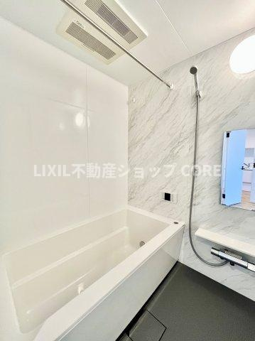 ゆったり入れる一坪バス。足を伸ばして入れるサイズは一日の疲れを癒すのに嬉しい広さですね。　