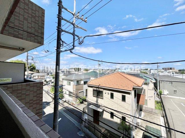開放感いっぱいの眺望と共に光と風を享受するバルコニー。景観を眺めることができます。　