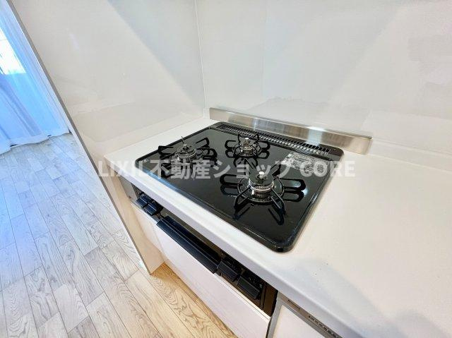 三口コンロで、お料理の効率もアップ！使い勝手の良さを考えました。お洒落なシステムキッチンです。　