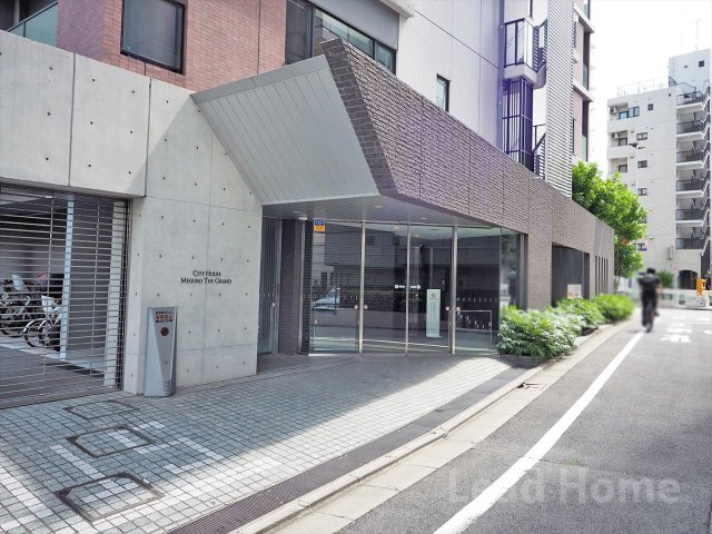 フラットで広々とした開放的なアプローチです！ベビーカーや大きな荷物の移動もスムーズに行えます♪