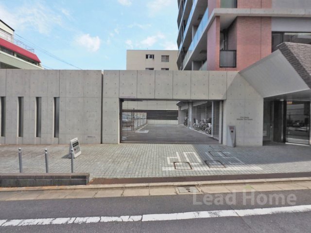出入り口の見通しが良く入出庫がスムーズに行えます！お車での通勤や週末のドライブも快適ですね♪