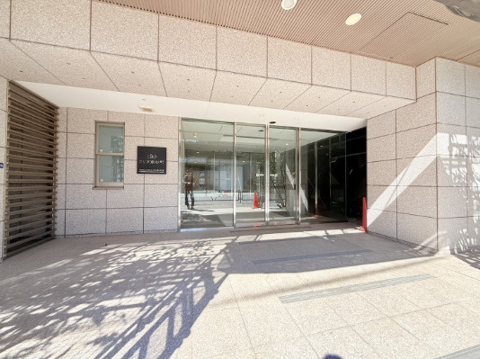 シンプルで飽きの来ないエントランス。　帰宅時の満足度を上げてくれます。