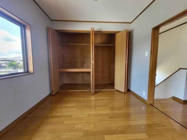 天井近くまで有効活用できる大容量クローゼットを備えています。衣類はもちろん、季節家電や趣味用品なども収納しやすく、お部屋をすっきり。収納スペースがしっかり確保されているため、居住空間を広々と活用。