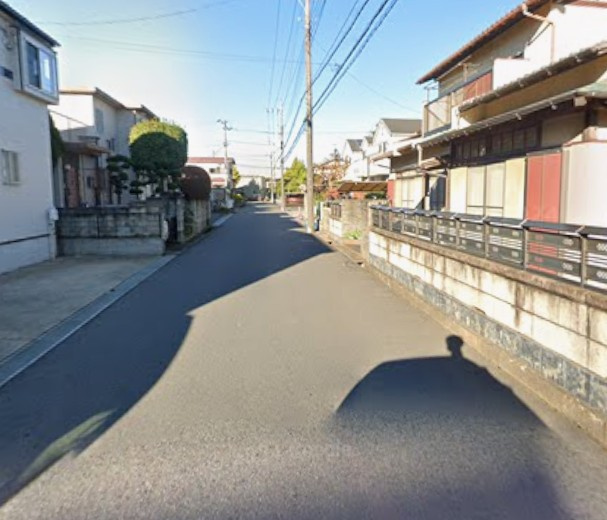 広々とした前面道路が生む、開放感ある暮らし　