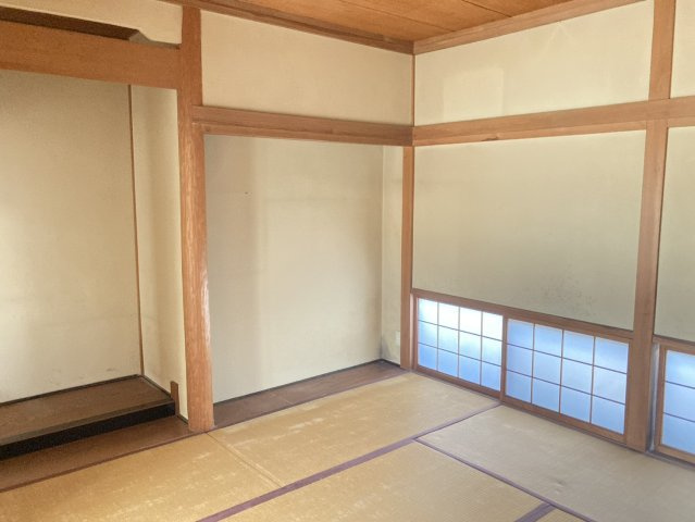 木の温もりと和の趣を感じられる6帖の和室。床の間を備えた落ち着きのある空間で、寝室や客間としても使いやすい一室です。地窓からやわらかな光を取り込める造りで、畳の上でゆったりとくつろげます。　