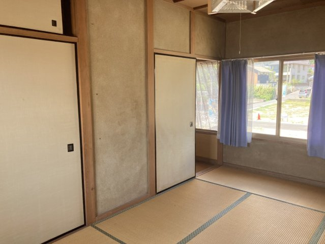 大きな窓を備え明るい陽射しが差し込む6帖の和室です。押入が設けられているため、布団や季節用品などをすっきり収納可能。畳ならではの落ち着いた雰囲気があり、寝室やお子様のお部屋、客間など幅広く活用できます