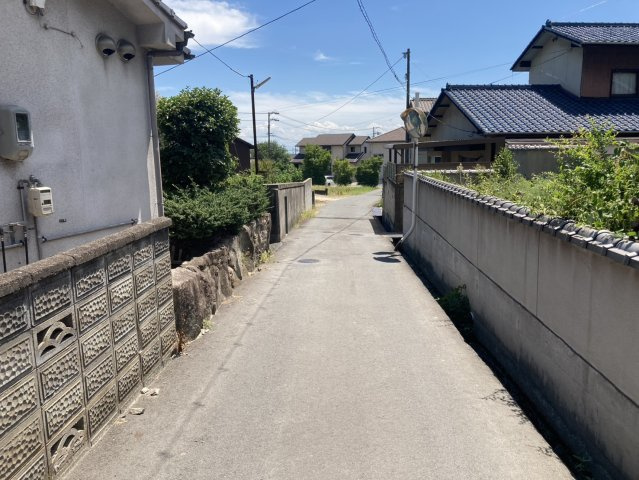 物件周辺は低層の住宅が中心の、落ち着いた雰囲気が感じられるエリアです。前面の通路は舗装されており、周囲には山の緑も望めます。市街地の喧騒から少し離れ、自然を身近に感じながら暮らしたい方にもおすすめです