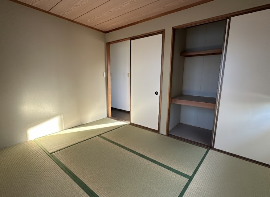 2階に配置された落ち着きある和室。押入収納を備えており、布団や季節物もすっきり整理できます。寝室や来客用として使いやすく、生活空間と程よく分かれた静かな環境で、ゆったりと過ごせる一室です。