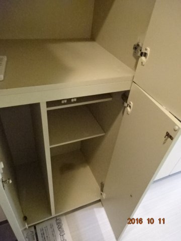 玄関の靴箱収納です。靴箱の上は物を置けるスペースはあります。縦部の色は白で統一されていて清潔感があります。