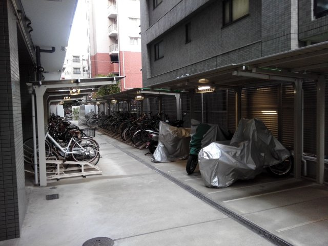 物件の東側にある駐輪場　防犯カメラもございます。月額300円