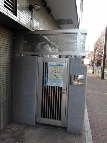 物件正面横（三鷹通り面）にあるマンション居住者専用ごみ出し場