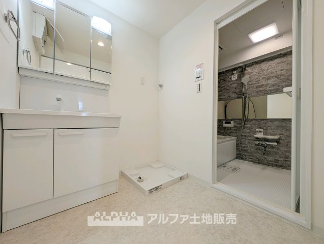 【Powder　room】　◆独立洗面台◆朝の身支度や帰宅後の手洗いも快適に行える独立洗面台。収納スペースも備えており、洗面用品をすっきり整理できる使い勝手の良い空間です。