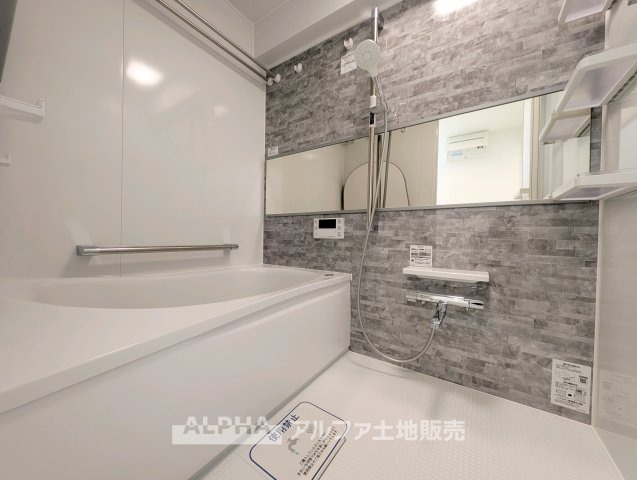 【Bath　room】　◆バスルーム◆一日の疲れをゆっくり癒せる落ち着いたバスルーム。浴室乾燥機付きで天候を気にせず洗濯でき、毎日の暮らしにも便利な空間です。