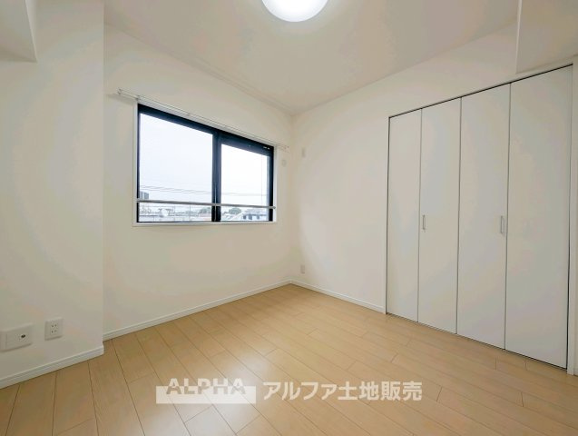 【multi　room】　◆多用途に使える一室◆収納やワークスペースとしても活用できる洋室。家族構成やライフスタイルに合わせて柔軟に使える空間です。