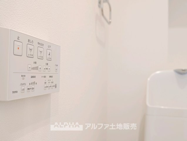 【Warm　water　flush　toilet】　◆温水洗浄便座付きトイレ◆お掃除も楽々。快適に過ごすためには今や欠かせない設備の一つです。壁掛けリモコンで使いやすくいつでも清潔に保てます。