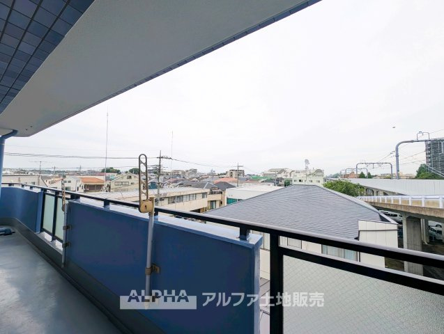 【Sunny　Space】　◆暮らしに広がりを◆陽当たりに配慮されたバルコニーは、洗濯物も乾きやすく、外の景色を眺めながらゆったり過ごせる場所になっています。