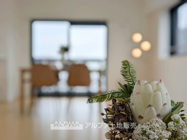 【Family　Living】　◆家族が集うリビング◆　食事のあとも自然と会話が弾み、テレビを囲んでくつろぐ時間を楽しめるリビング。