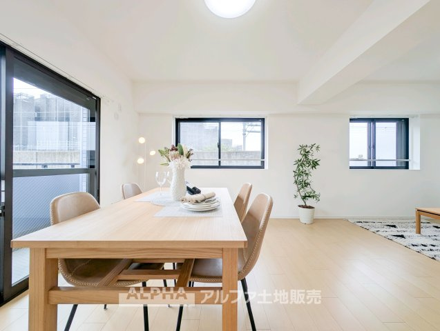 【Daily　Livi添う◆　朝食を囲む時間から夜のくつろぎまで、家族それぞれの時間をやさしく包み込み、暮らしの中心となるリビングです。