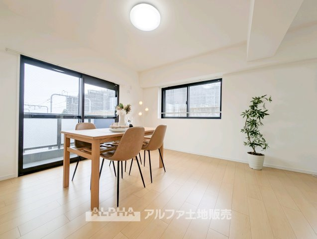 【Daily　Scene】　◆暮らしをつなぐ場所◆　「おはよう」から「おやすみ」まで、一日のさまざまな時間が交差するリビング。家族の何気ない毎日を、心地よく支える空間です。