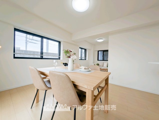 【Life　Stage】　◆暮らしに寄り添う◆　小さなお子様の遊び場から、成長後の学習スペース、ご夫婦のくつろぎの場まで、ライフステージに合わせて活用できます。